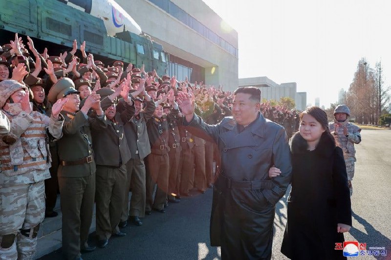 Ким Чен Ын снова сфотографировался с дочерью и пусковой командой МБР Hwasong-17м