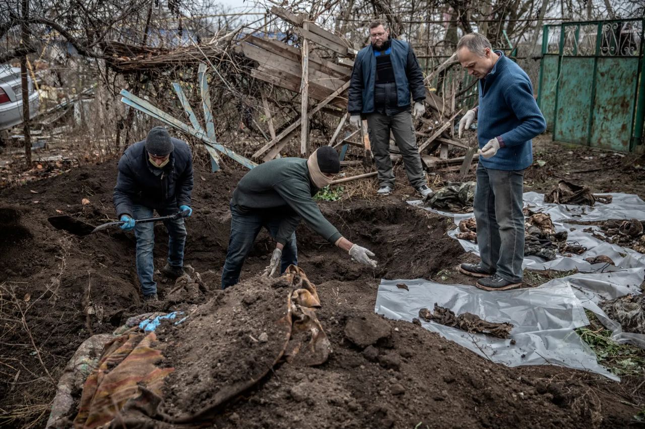 На окраине Херсона в поселке Правдино обнаружили новое массовое захоронение людей, убитых российскими военными