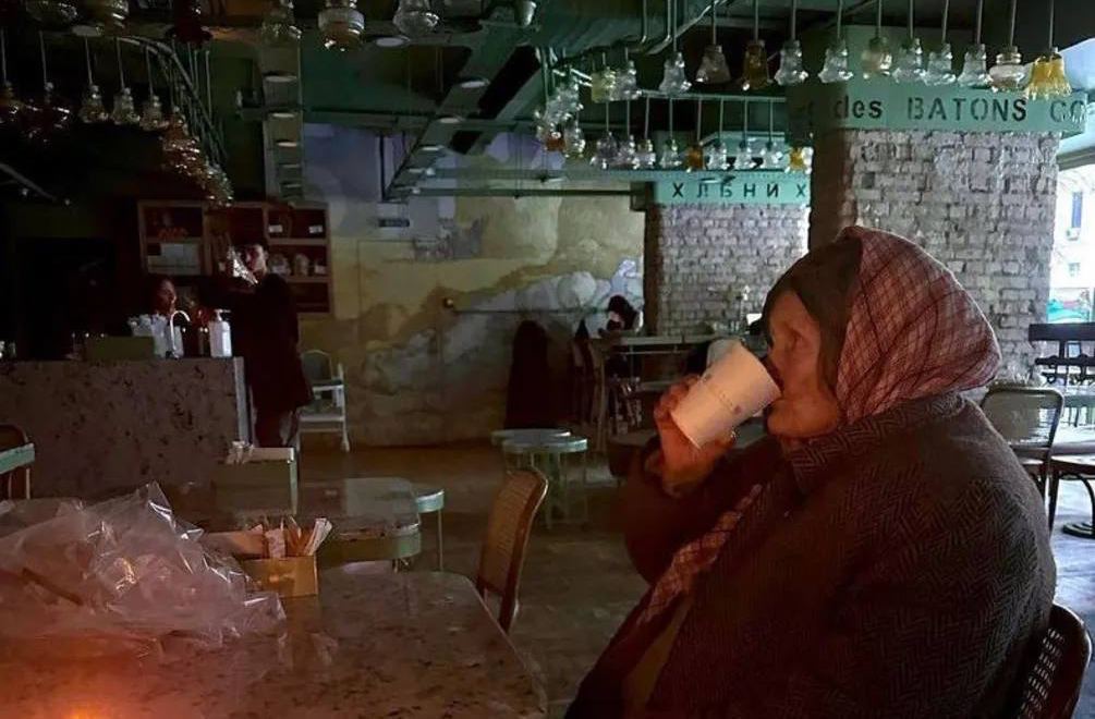 Скандал в одном из киевских кафе: из заведения выгнали бабушку, потому что та одета не «по дресс-коду»