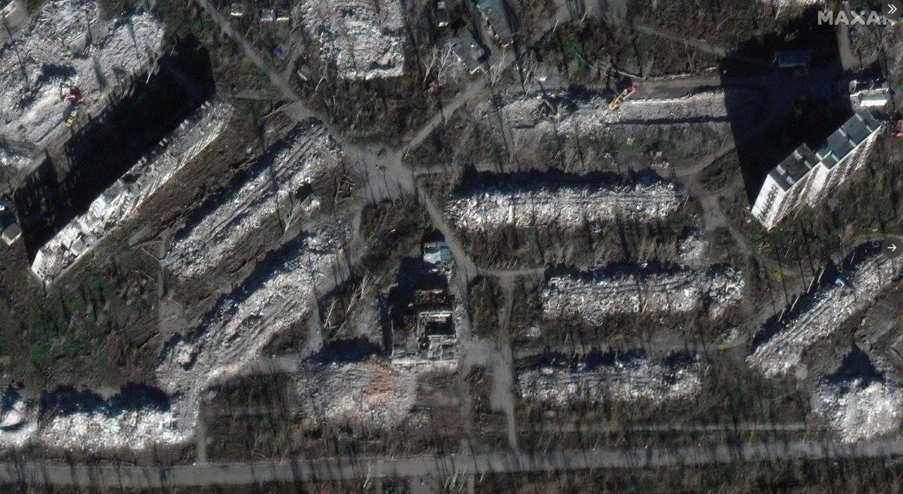 Компания Maxar опубликовала спутниковые снимки Мариуполя, на которых видно, как оккупанты массово сносят здания, которые получили значительные повреждения 😔