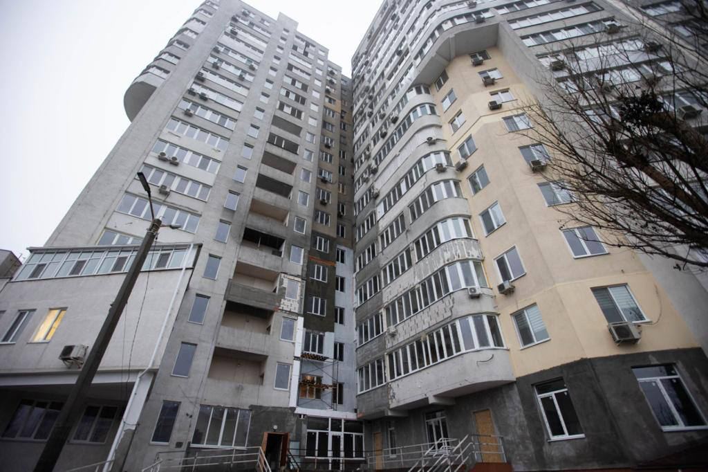 На фото тот самый жилой дом, в который в конце апреля попала российская ракета и забрала жизни 8 человек, в том числе новорожденной девочки и ее мамы