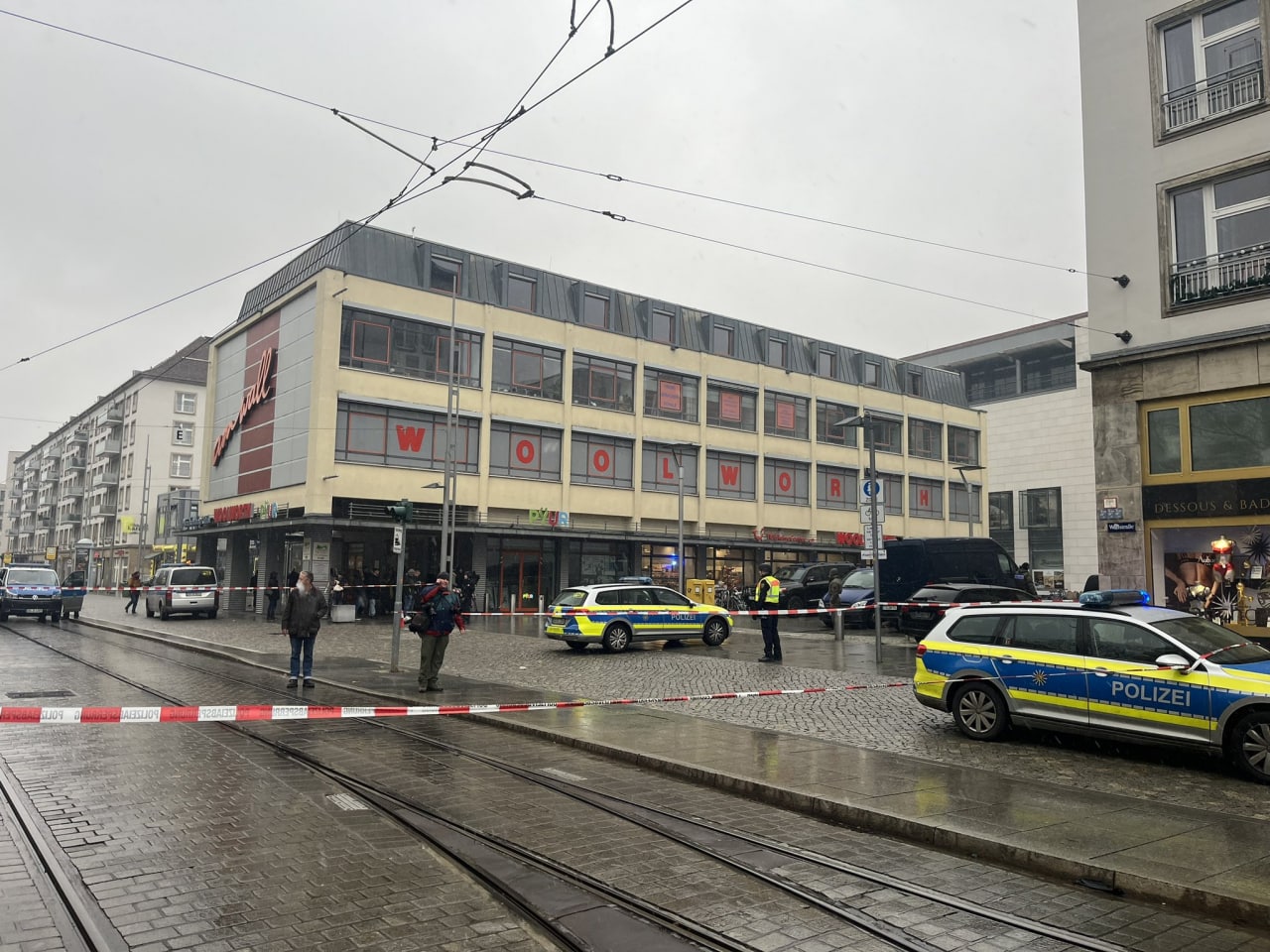 В Дрездене от ранений скончался нападавший, захвативший заложников в торговом центре