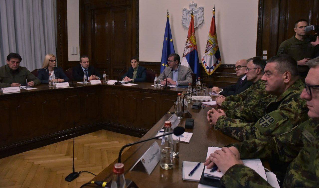 Президент Сербии Александр Вучич сделал заявление после заседания совбеза по вопросу Косово, там сегодня может начаться штурм баррикад сербов косовской полицией