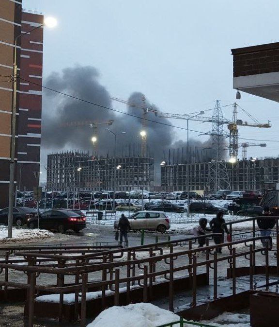 Под Москвой тем временем загорелся еще один торговый центр — "Стройпарк" в Балашихе