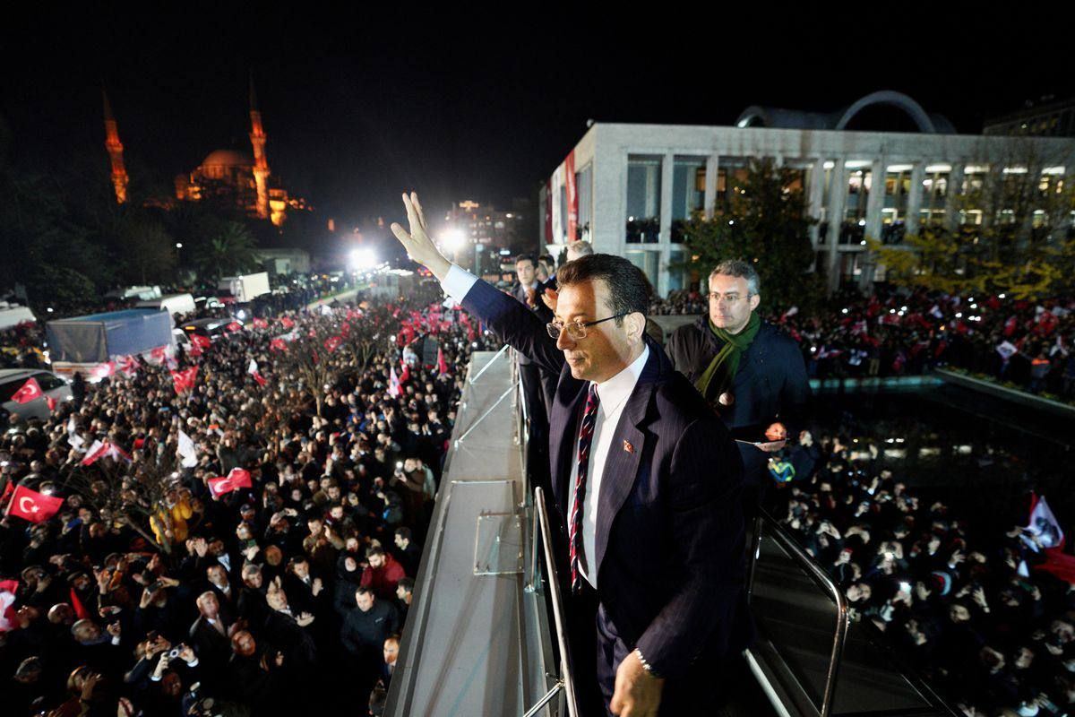 В Стамбуле тысячи жителей вышли на митинг, выступая против приговора мэру города Экрему Имамоглу, которого осудили на 2 года и которого считают главным конкурентом Эрдогана на выборах в 2023 году