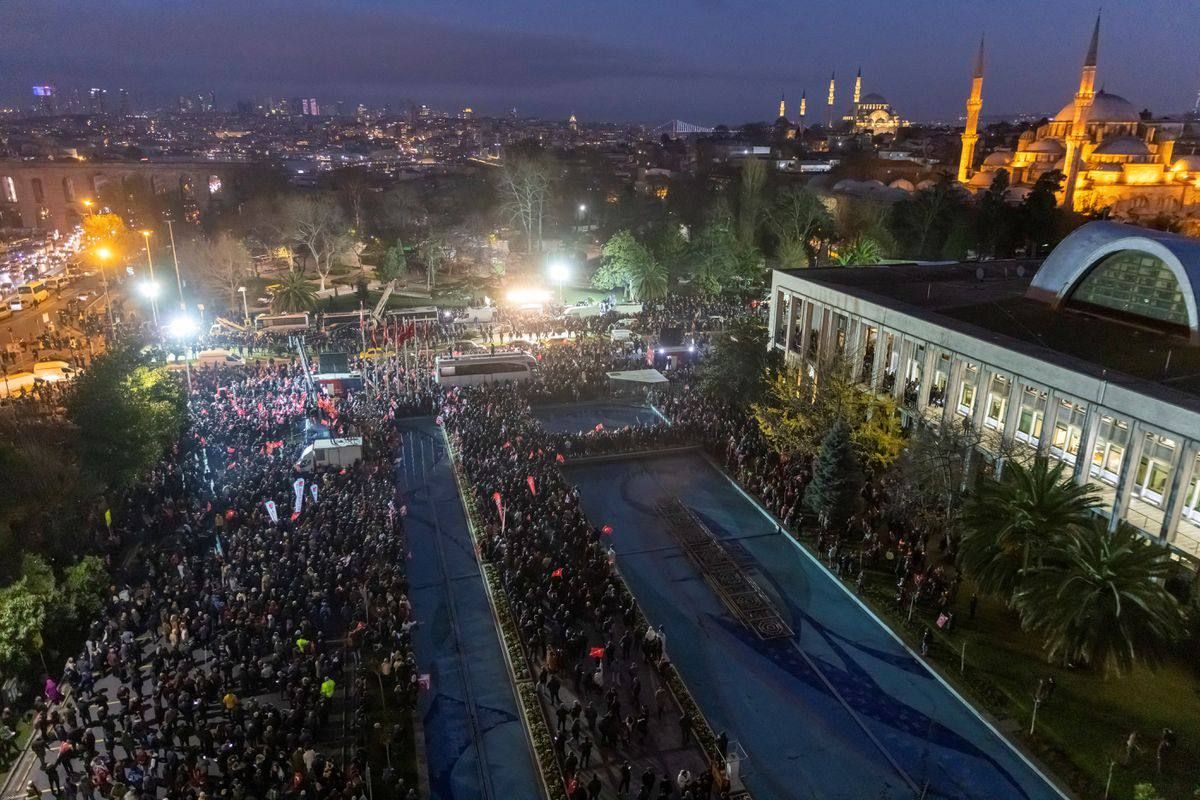 В Стамбуле тысячи жителей вышли