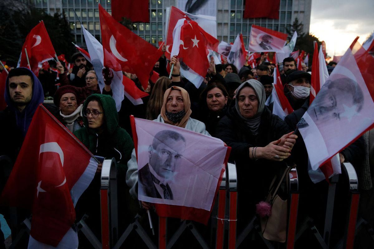 В Стамбуле тысячи жителей вышли