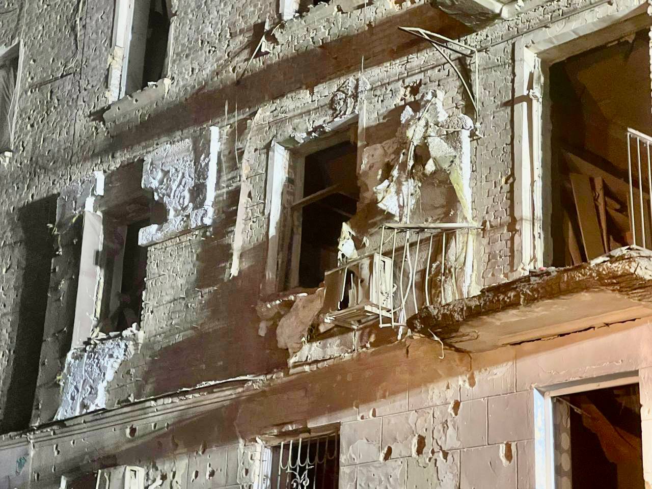 Рятувальники ДСНС за допомогою лопат розгрібають завали в будинку в Кривому Розі, куди зранку влучила російська ракета 