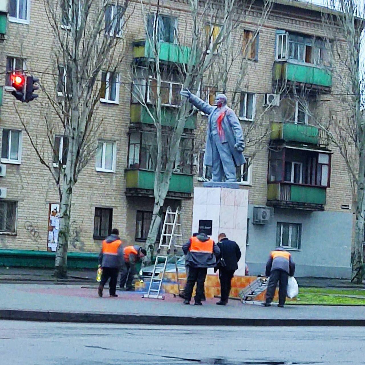 Во временно оккупированном Мелитополе облили красной краской памятник Ленину