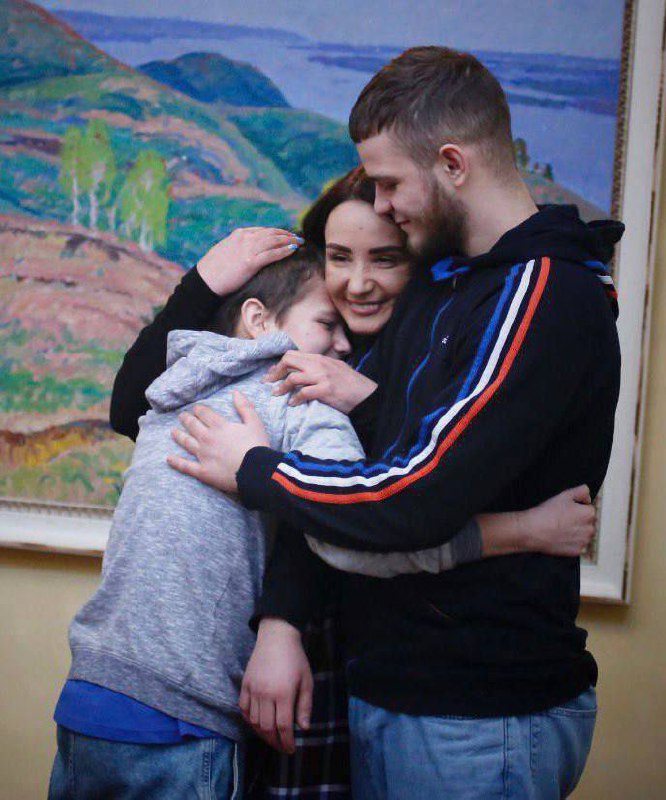 В Украину вернули двоих детей, которых удерживали на временно оккупированной территории Донецкой области, сообщили в Минреинтеграции