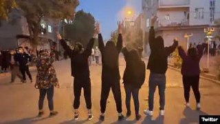 В Ірані новий вид протестів: у столиці країни люди не виходять на вулиці, натомість скандують гасла з вікон та дахів будинків