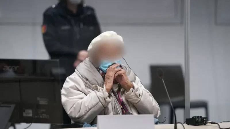 Суд в Германии приговорил к двум годам лишения свободы условно 97-летнюю Ирмгард Фюрхнер, которая в годы Второй мировой войны работала секретарём в концлагере Штуттгоф