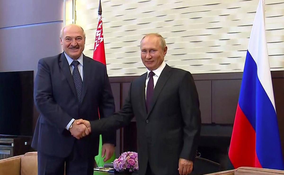 Путин давит на Лукашенко и