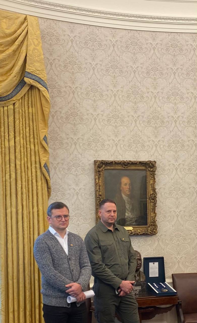 Глава Офиса президента Украины Ермак и министр иностранных дел Кулеба во время закрытых переговоров президентов Украины и США