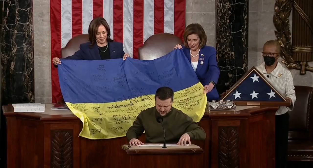 ⚡️Зеленский передал конгрессменам флаг Украины
