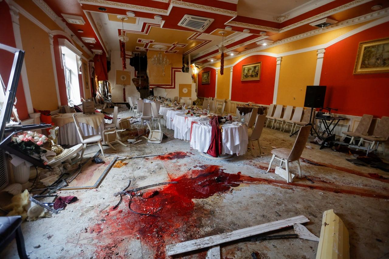 Первые фото от Reuters из ресторана «Шеш-Беш», в котором Рогозин лишился части окорока