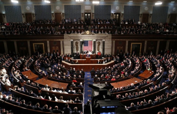 Сенат США проголосовал за включение в проект бюджета поправки, которая позволяет конфисковывать замороженные активы бизнесменов из РФ в пользу Украины