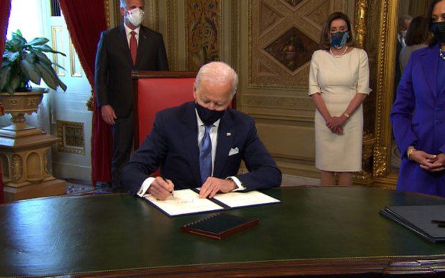 Президент США Джо Байден подписал