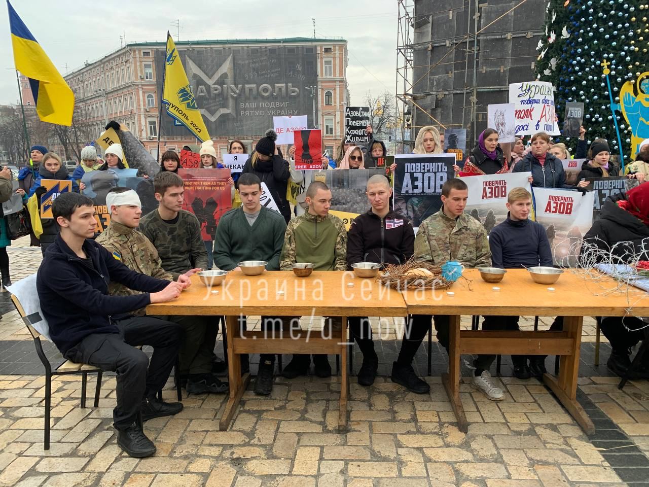 У Києві на Софійській площі проходить акція на підтримку полонених полку АЗОВ