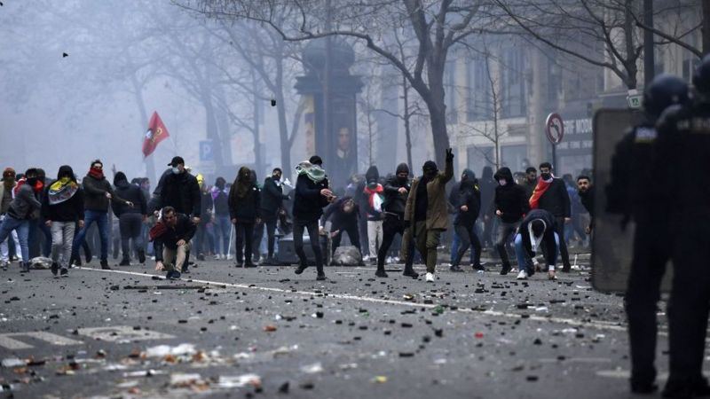 В центре Парижа продолжаются беспорядки