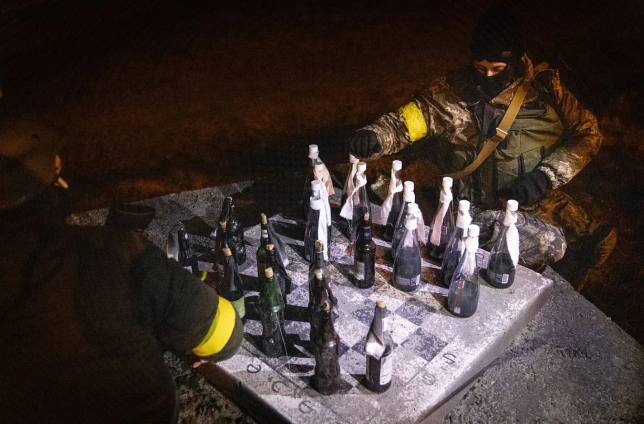 Фото года по версии BBC: «Украинские военные играют в шахматы коктейлями Молотова»