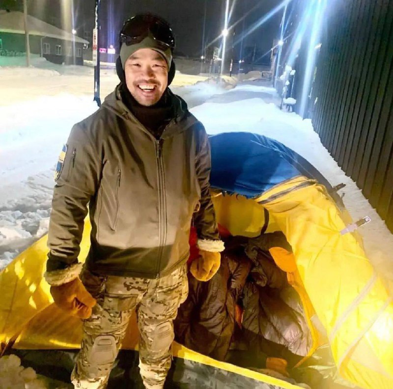 Американец ночует на улице в мороз, чтобы напомнить о войне и помочь Украине