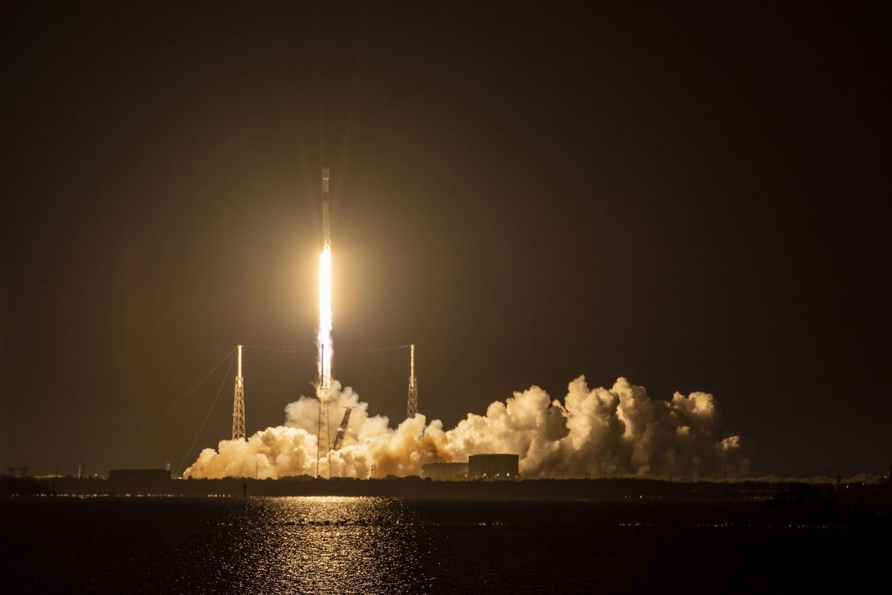SpaceX вывела на орбиту 54