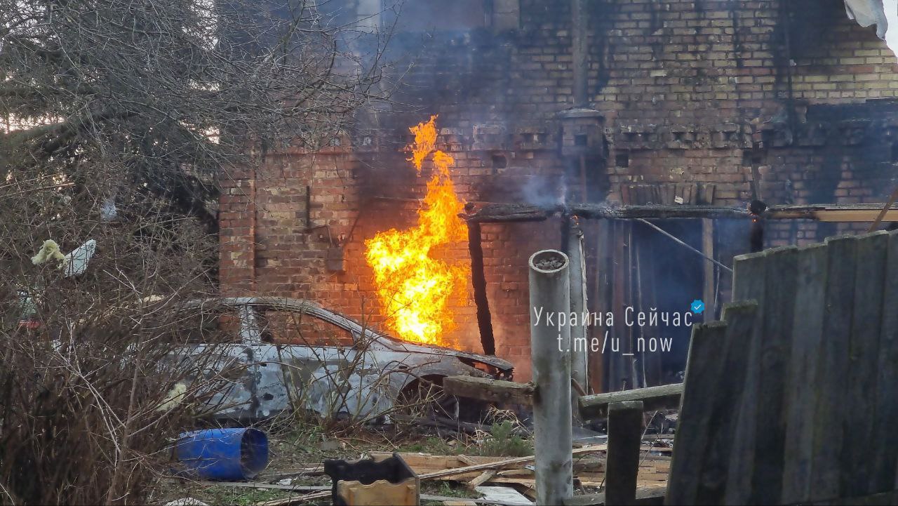 Від прильоту ракети в приватному секторі на лівому березі Києва майже повністю зруйнований будинок і загорівся газ у трубі