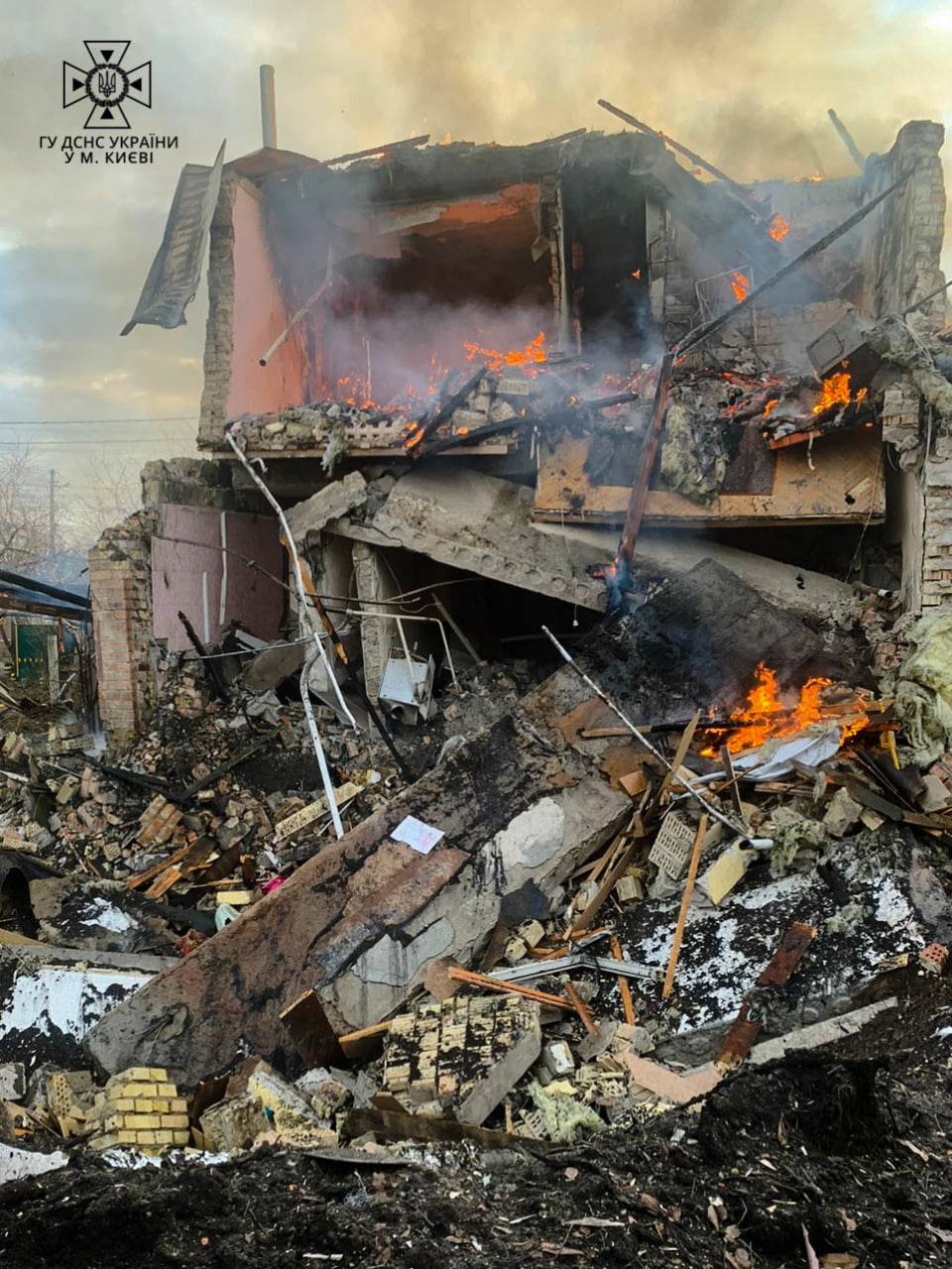 Спасатели показали фото последствий российской атаки по Киеву: