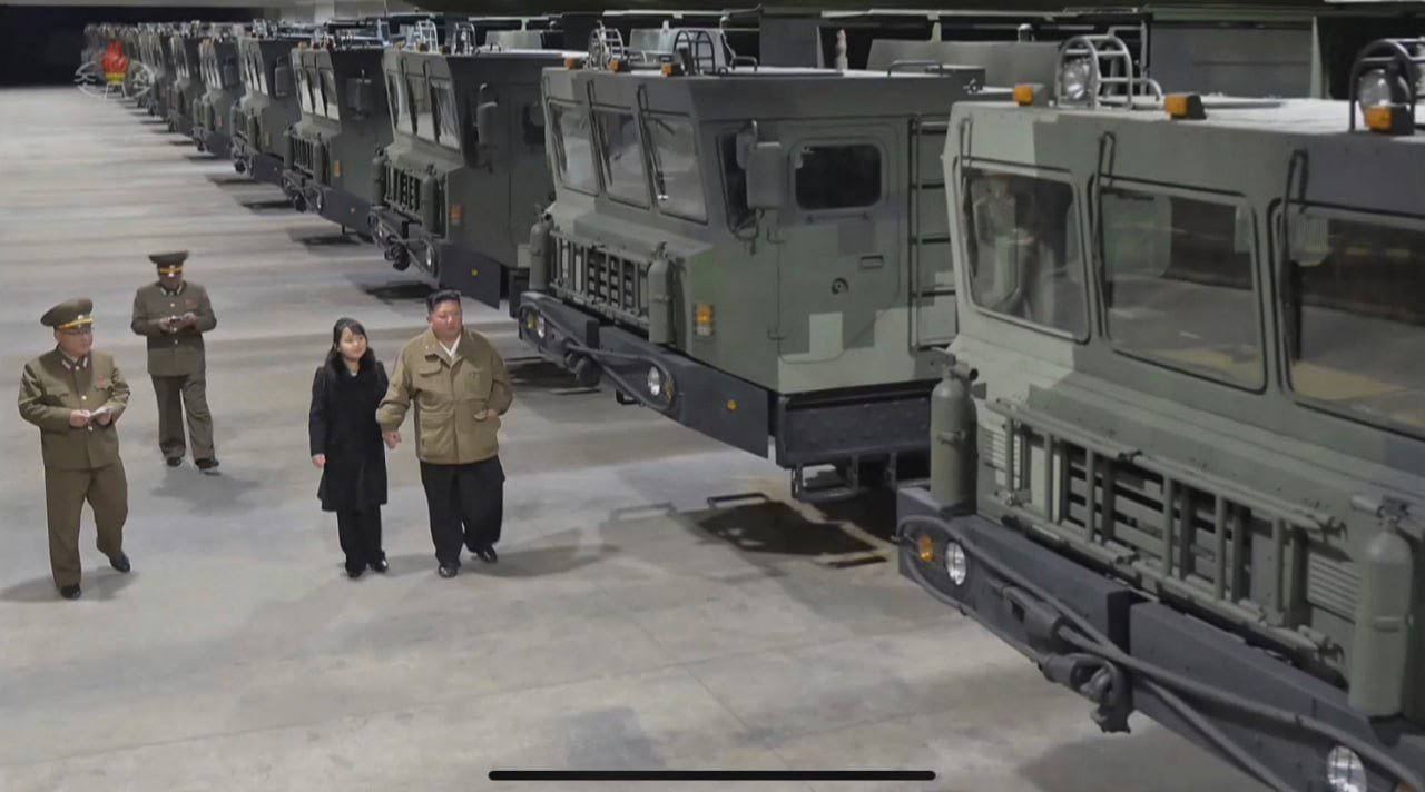 Ким Чен Ын вместе с дочерью осмотрел склад с ракетами KN-23, способными нести ядерный заряд, а также проинспектировал размещение баллистических ракет средней дальности «Хвасон-12»