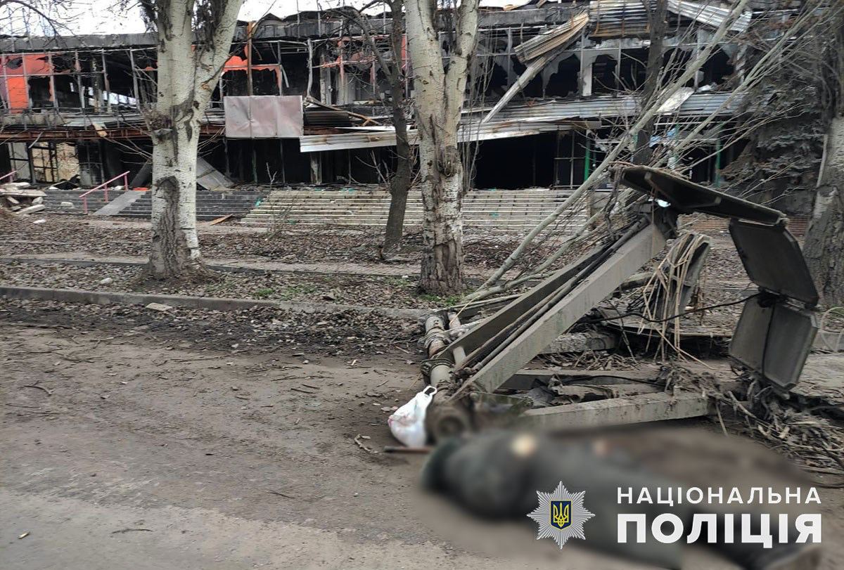 В Бахмуте российский снаряд убил двух женщин, об этом сообщает полиция Донецкой области