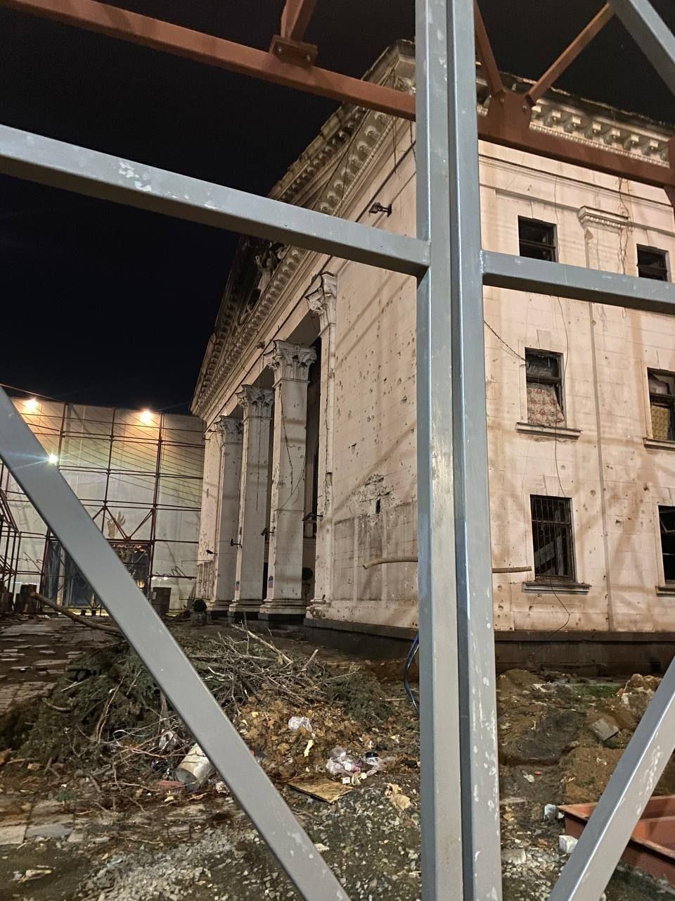 Разрушенный Драмтеатр в Мариуполе ровняют