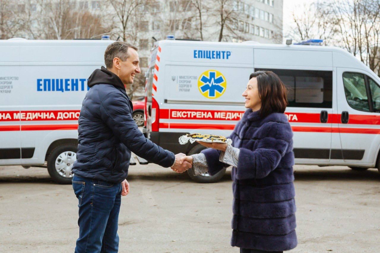 Компанія «Епіцентр К» передала українським медикам нову партію з десяти автомобілів з найсучаснішим реанімаційним обладнанням, а загалом - вже 40 авто для потреб медицини катастроф на суму понад 107,5