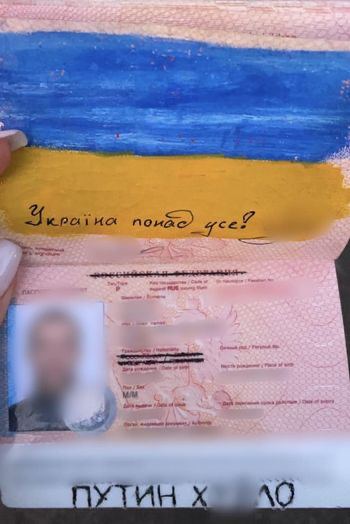 Россиянин, который живет в Киевской области, разрисовал свой паспорт в цвета украинского флага, написал «Україна понад усе» и «Путин - ху*ло», а также зачеркнул графу «гражданство»