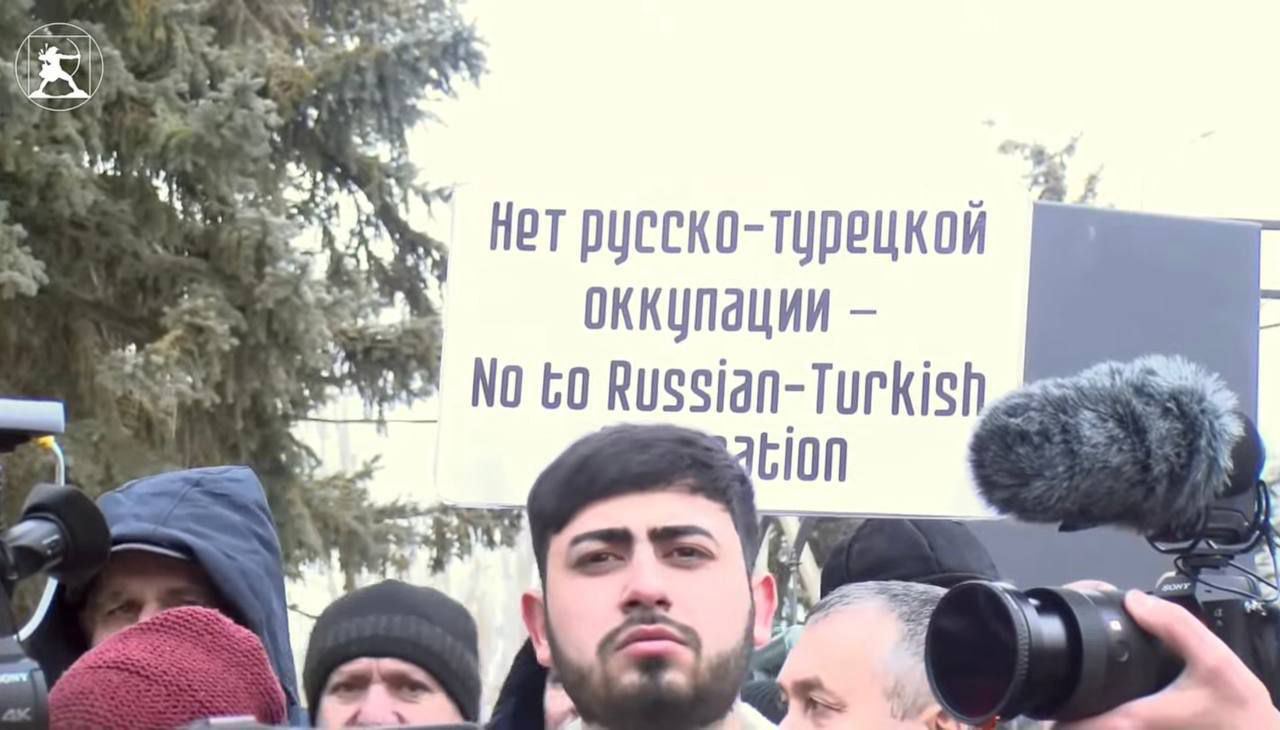 Армяне вышли на протест возле российской военной базы