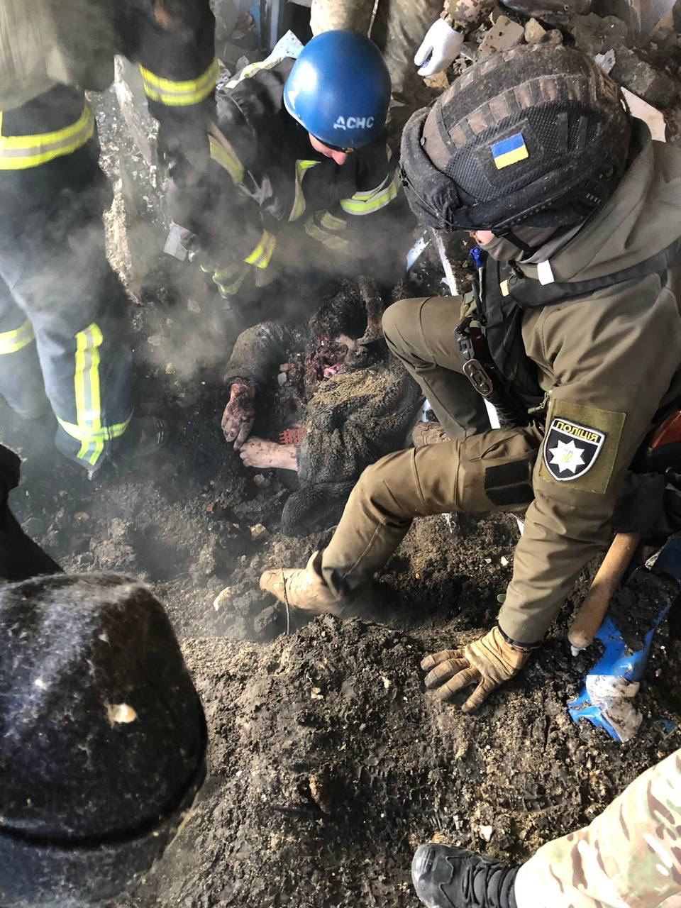 Спасатели достают людей из-под завалов