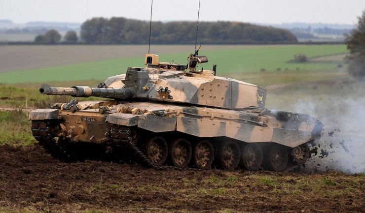 Премьер-министр Великобритании Риши Сунак принял решение об отправке на Украину танкового эскадрона, сообщает The Independent со ссылкой на источники