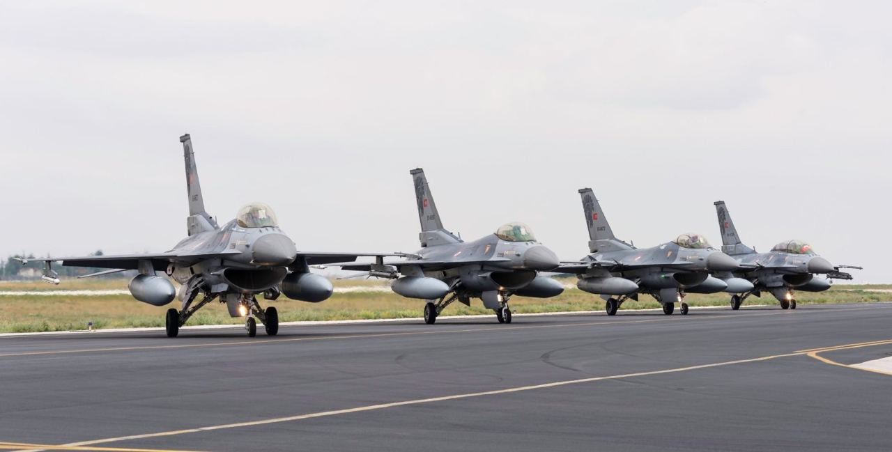 "Кабинет министров Нидерландов рассмотрит возможность поставки Украине истребителей F-16, если об этом попросит украинское правительство", — глава МИД страны