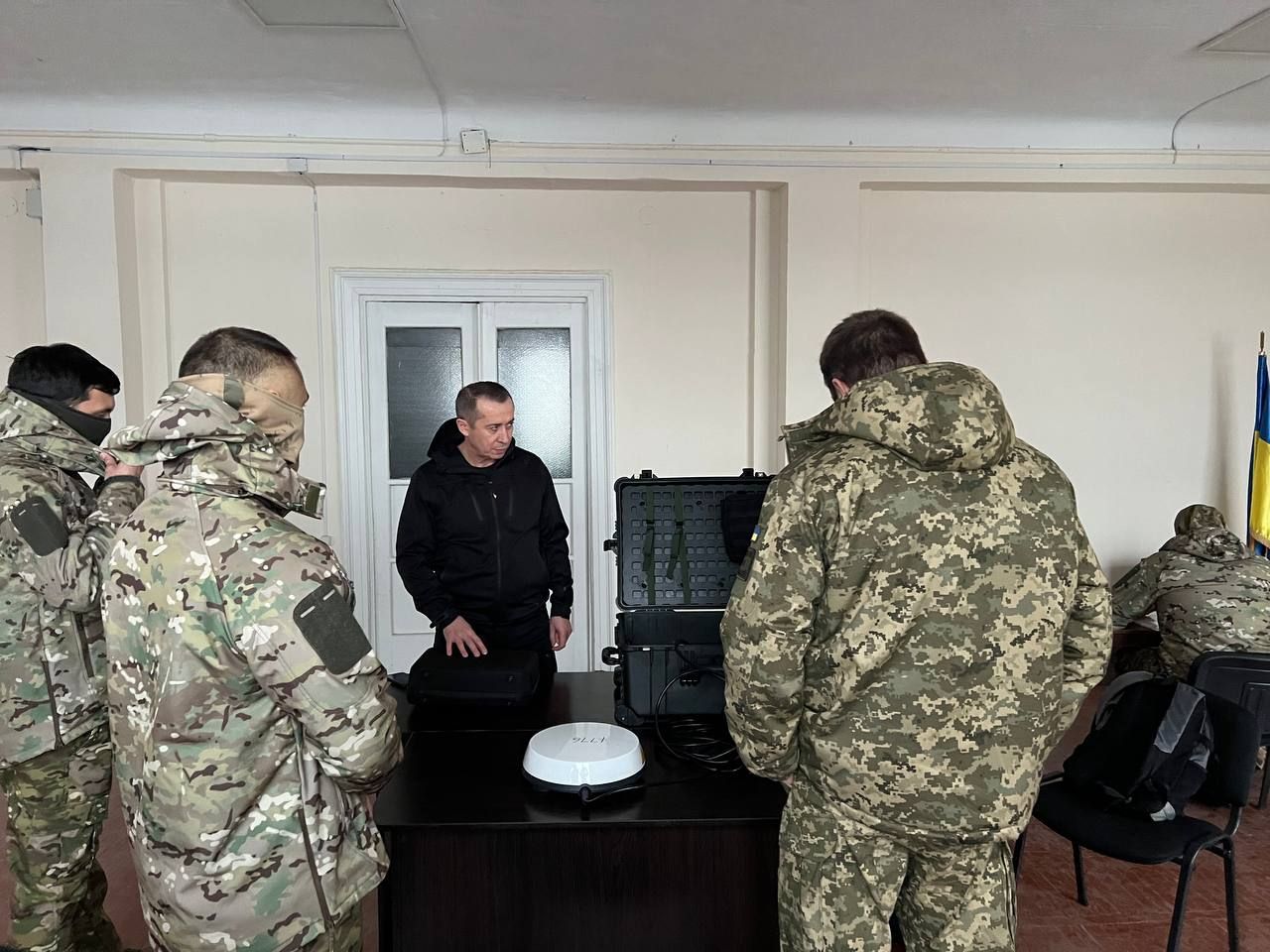 Загід Краснов передав на фронт комплекти сучасного військового зв’язку, яким користуються армії країн НАТО