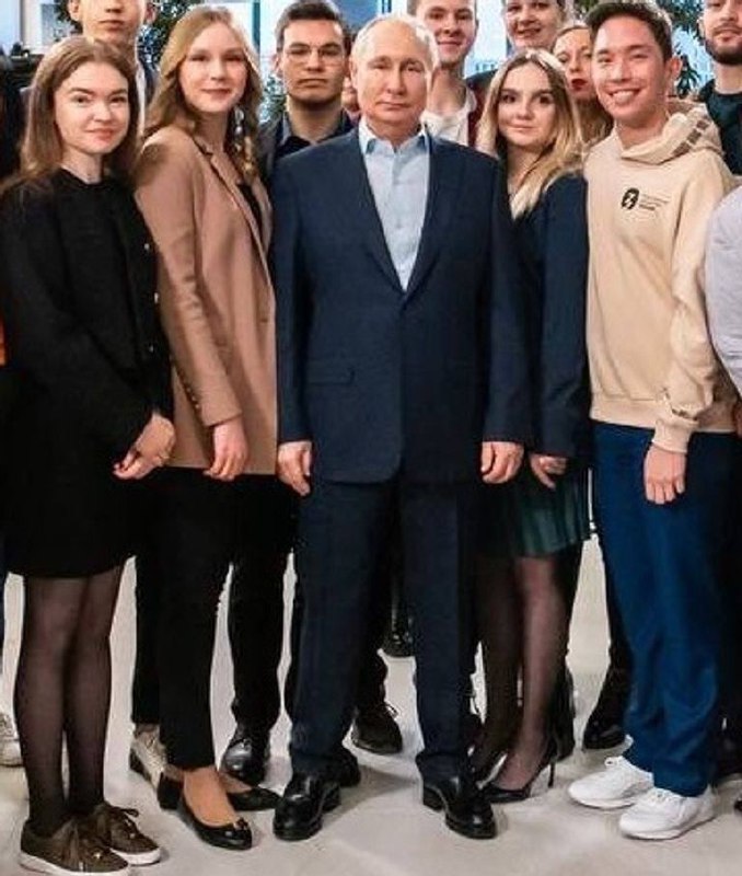 «Кто этот карлик в женских туфлях посередине?», - в Twitter пользователи высмеяли туфли Путина на высокой подошве и с каблуками