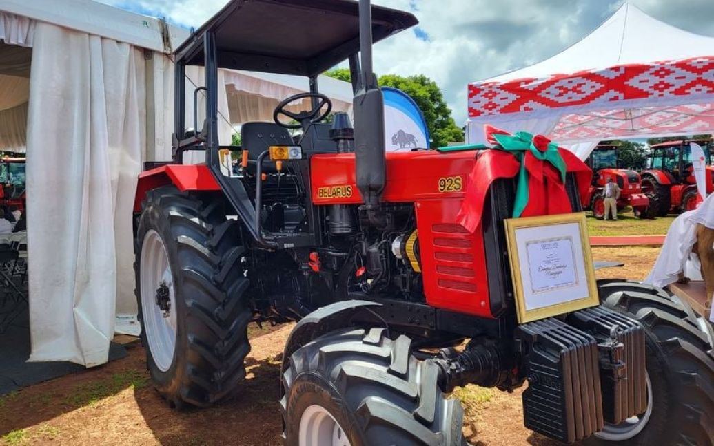 Наладил дипотношения: Лукашенко подарил президенту Зимбабве белорусский трактор с бантом