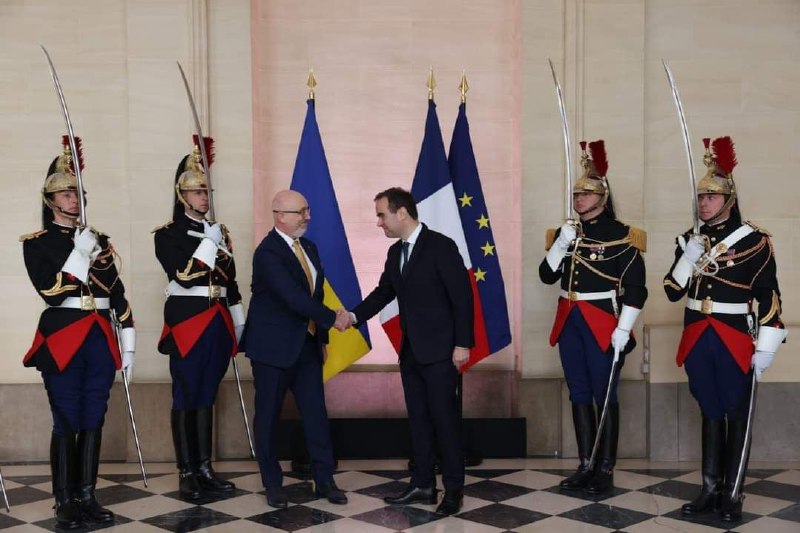 Франция предоставит Украине дополнительно 12