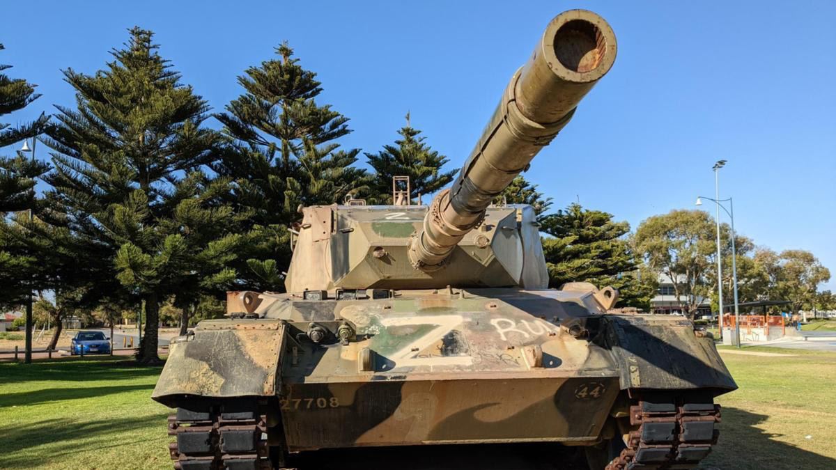 В Австралии раритетный танк Leopard разрисовали Z-свастикой и пророссийскими лозунгами
