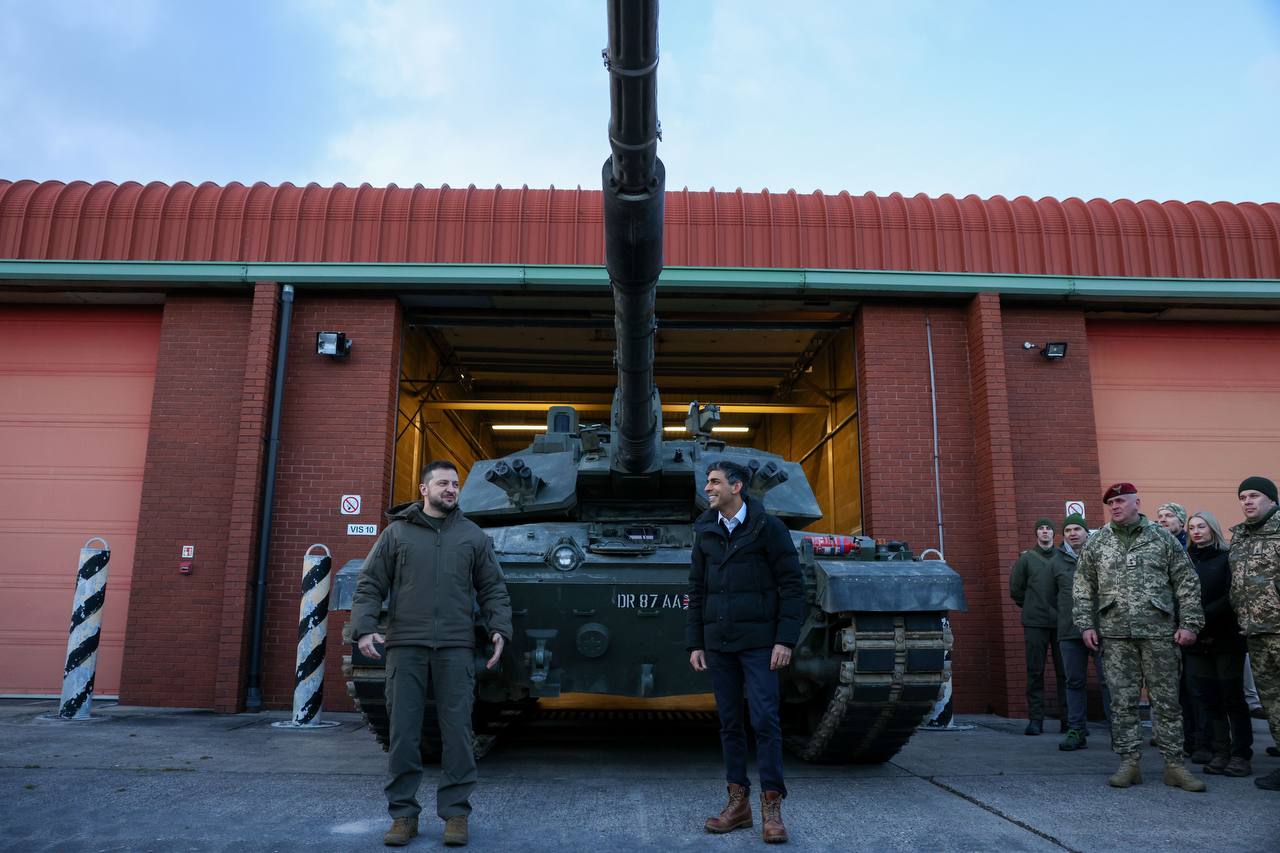 Риши Сунак и Владимир Зеленский посетили лагерь Лулворт, где украинских военных обучают управлению Challenger — Sky News 