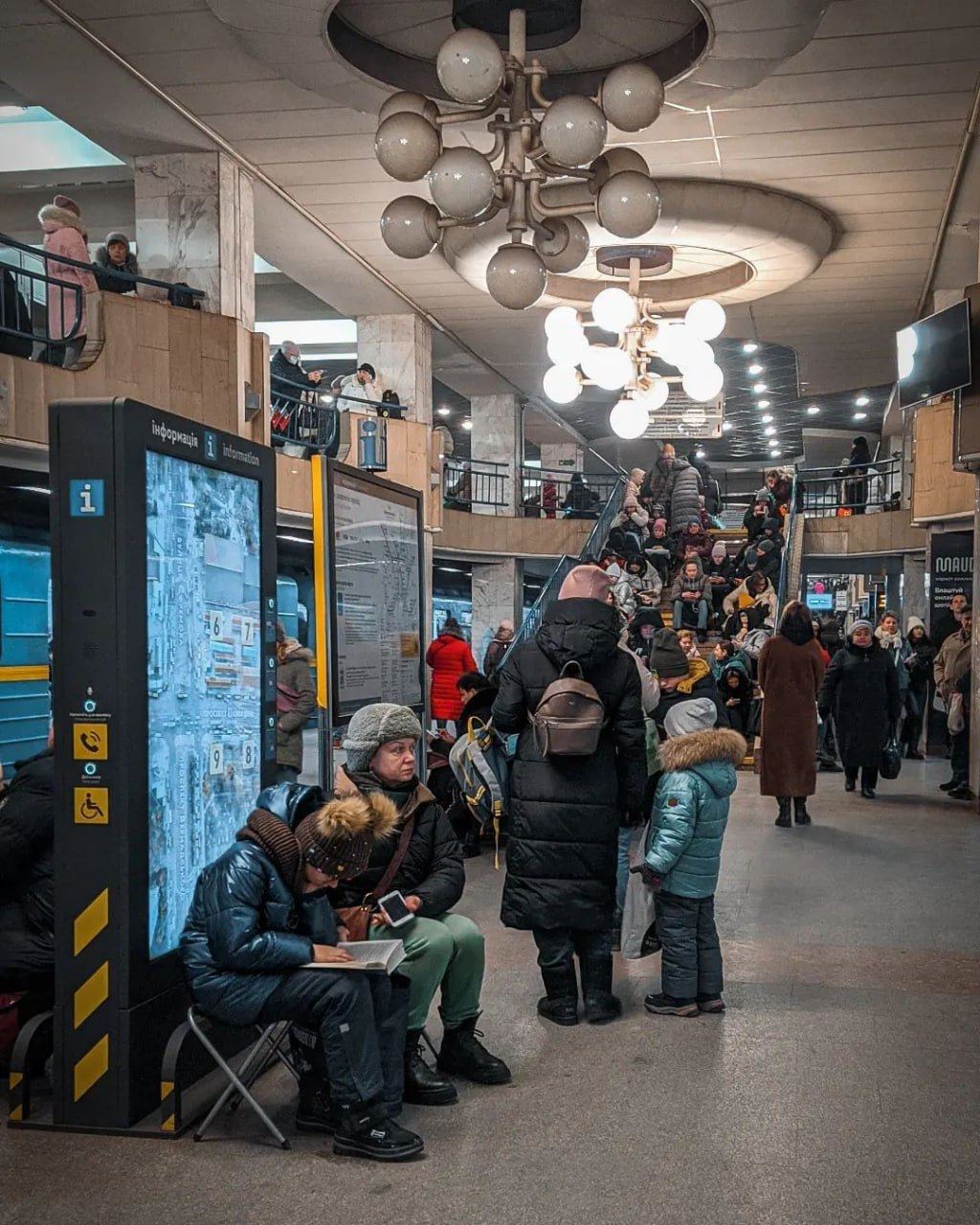 💔 Читают книги, рисуют, учат уроки: так жители столицы пережидали сегодня очередную ракетную атаку в киевском метро 