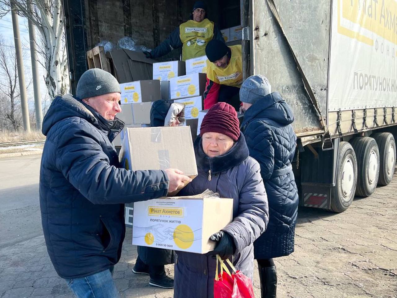 На днях Фонд Рината Ахметова передал в Дружковку, расположенную в 20 км от линии фронта, почти 4 тысячи продуктовых наборов