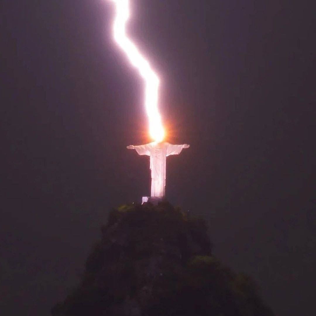В Бразилии молния ударила по статуе Христа-Искупителя