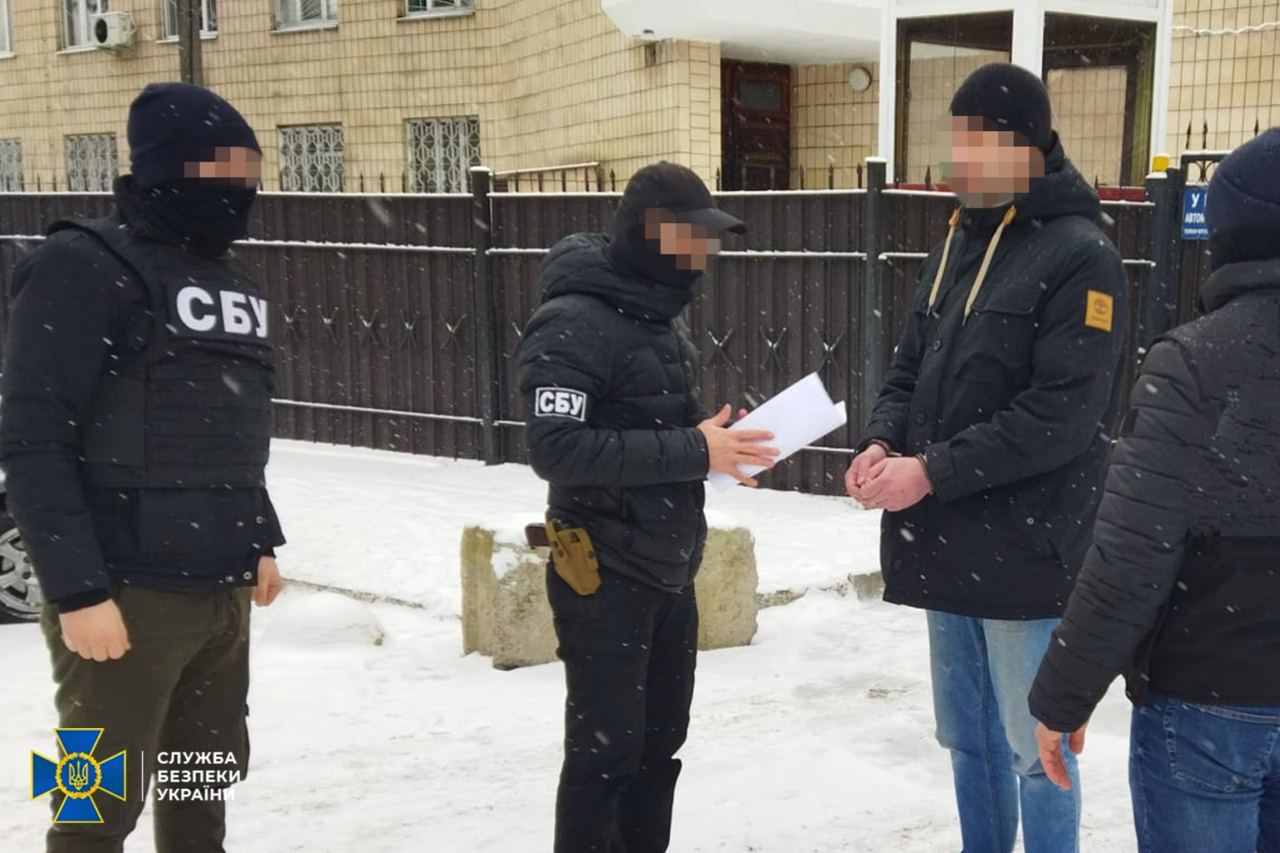 СБУ сообщила о подозрении коллаборанту из Луганской области, который пытался стать волонетром «Красного креста» и выехать за границу Украины 