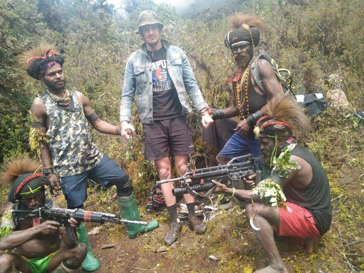 Новозеландский пилот попал в плен к папуасам в Индонезии 