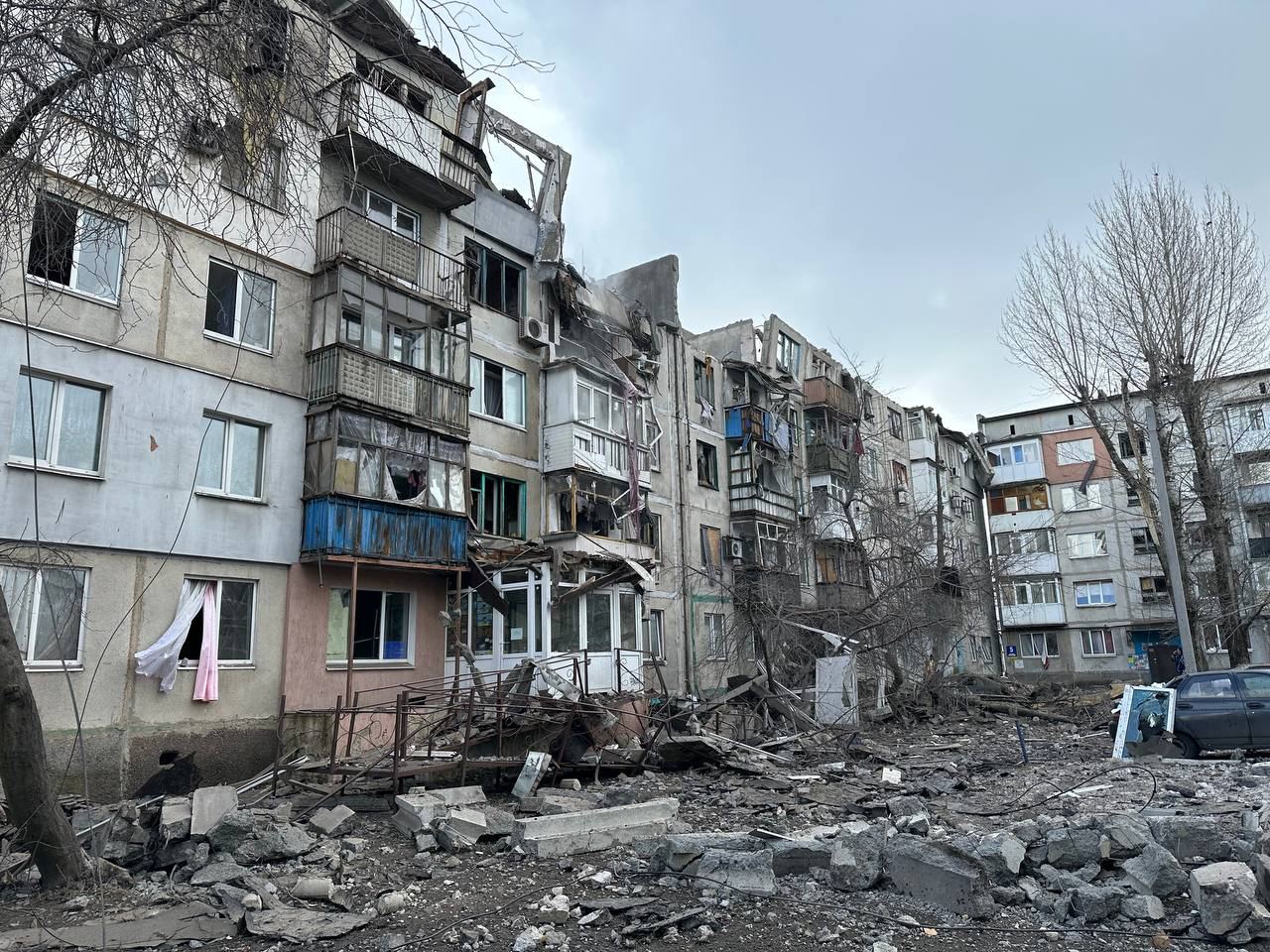 В Покровске Донецкой области армия террористов РФ только что попала в жилую многоэтажку 🤬